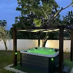 Villa Nikola *